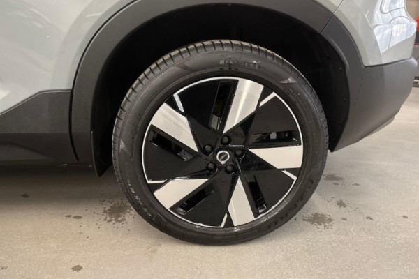 Esittelykuva Volvo EX40 täyssähköautosta.