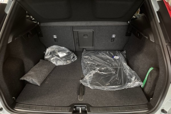 Esittelykuva Volvo EX40 täyssähköautosta.