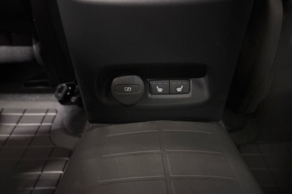 Esittelykuva Volvo EX40 täyssähköautosta.