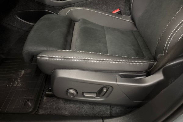 Esittelykuva Volvo EX40 täyssähköautosta.