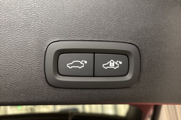 Esittelykuva Volvo EX40 täyssähköautosta.