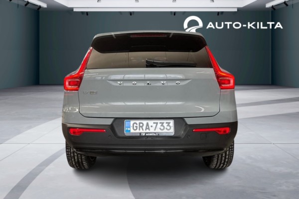 Esittelykuva Volvo EX40 täyssähköautosta.