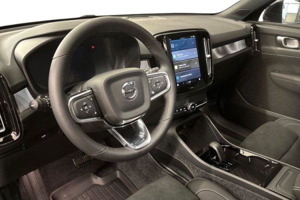 Esittelykuva Volvo EX40 täyssähköautosta.