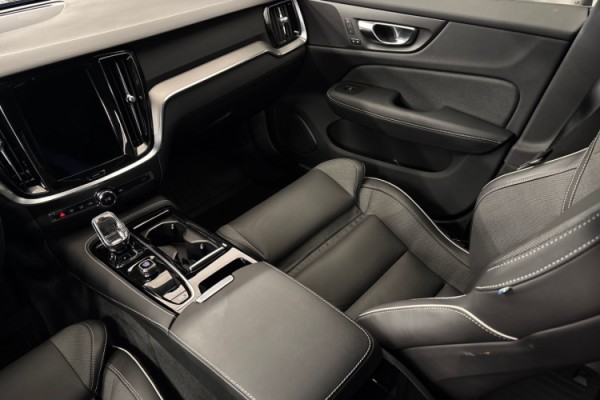 Esittelykuva VOLVO V60 lataushybridiautosta.
