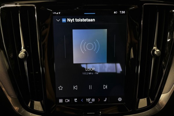 Esittelykuva VOLVO V60 lataushybridiautosta.
