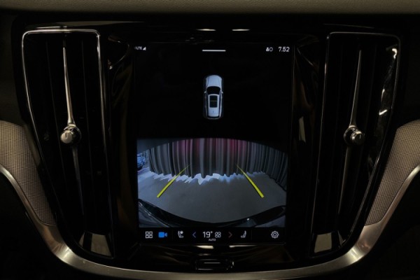 Esittelykuva VOLVO V60 lataushybridiautosta.