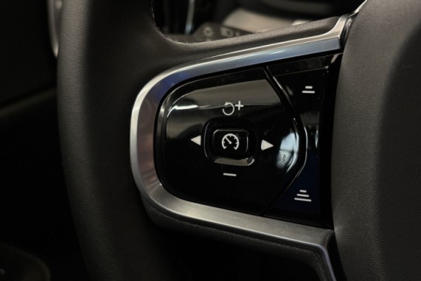 Esittelykuva VOLVO V60 lataushybridiautosta.