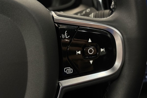 Esittelykuva VOLVO V60 lataushybridiautosta.