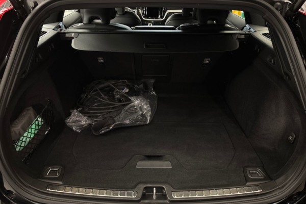 Esittelykuva VOLVO V60 lataushybridiautosta.