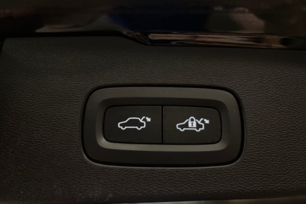 Esittelykuva VOLVO V60 lataushybridiautosta.