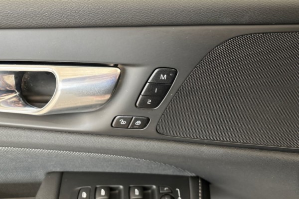 Esittelykuva VOLVO V60 lataushybridiautosta.