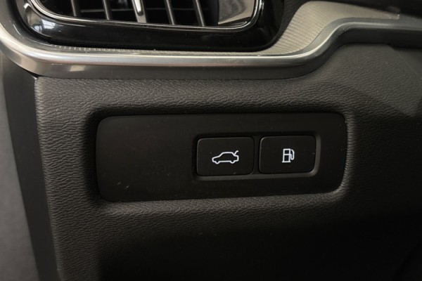 Esittelykuva VOLVO V60 lataushybridiautosta.