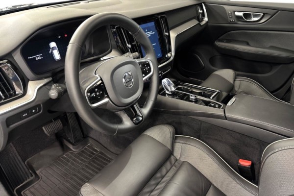 Esittelykuva VOLVO V60 lataushybridiautosta.