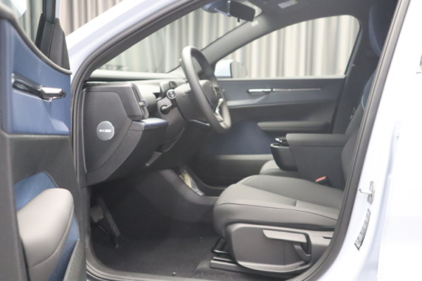 Esittelykuva Volvo EX30 täyssähköautosta.