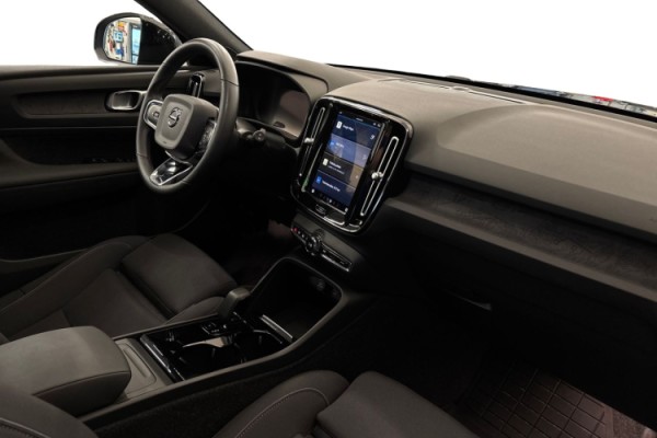 Esittelykuva Volvo XC40 täyssähköautosta.