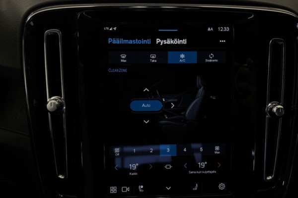 Esittelykuva Volvo XC40 täyssähköautosta.