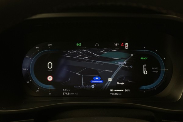 Esittelykuva Volvo XC40 täyssähköautosta.