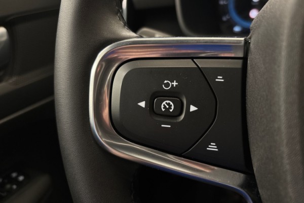 Esittelykuva Volvo XC40 täyssähköautosta.