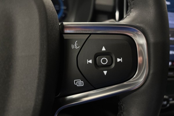 Esittelykuva Volvo XC40 täyssähköautosta.