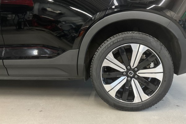Esittelykuva Volvo XC40 täyssähköautosta.