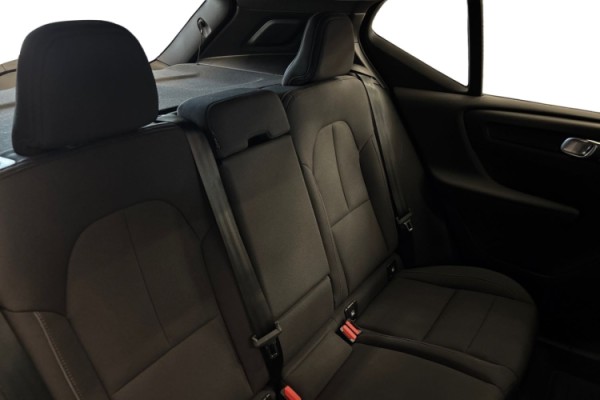 Esittelykuva Volvo XC40 täyssähköautosta.