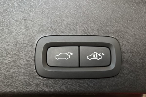 Esittelykuva Volvo XC40 täyssähköautosta.