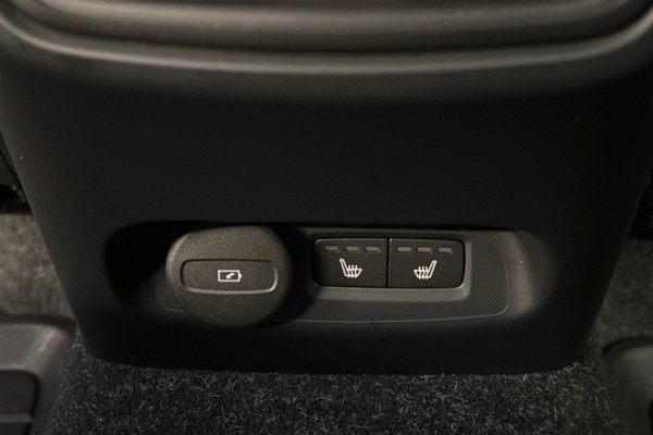 Esittelykuva Volvo XC40 täyssähköautosta.