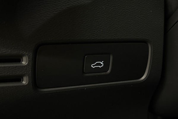 Esittelykuva Volvo XC40 täyssähköautosta.