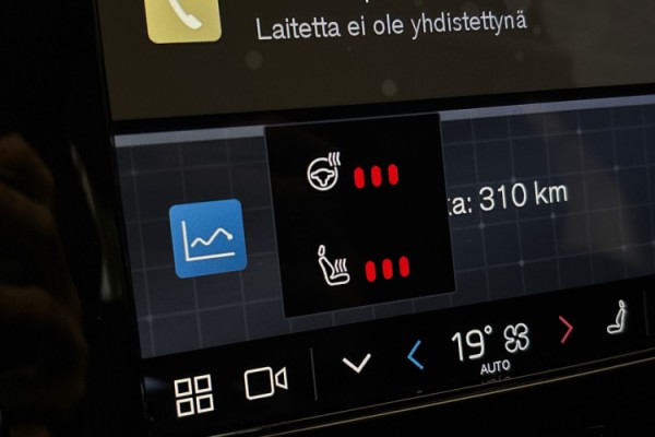 Esittelykuva Volvo XC40 täyssähköautosta.