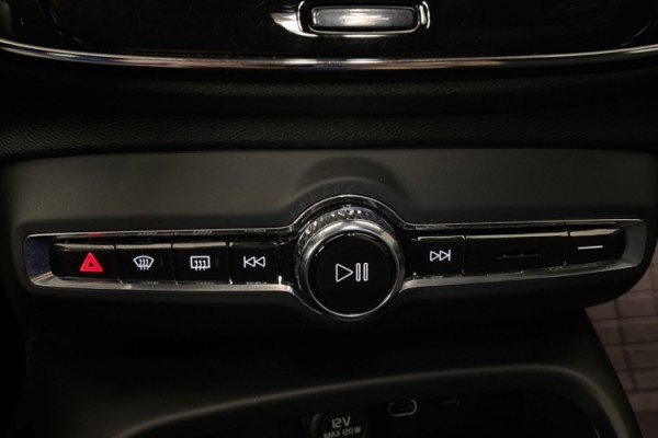 Esittelykuva Volvo XC40 täyssähköautosta.