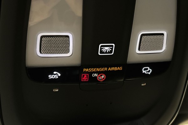 Esittelykuva Volvo XC40 täyssähköautosta.