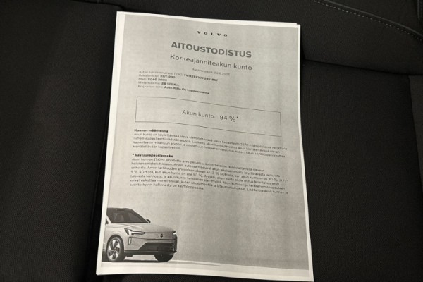 Esittelykuva Volvo XC40 täyssähköautosta.