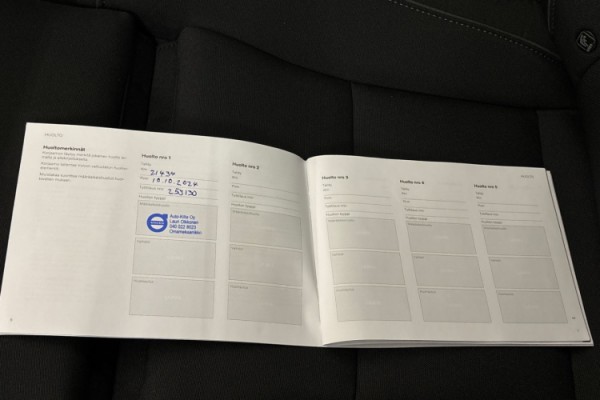 Esittelykuva Volvo XC40 täyssähköautosta.