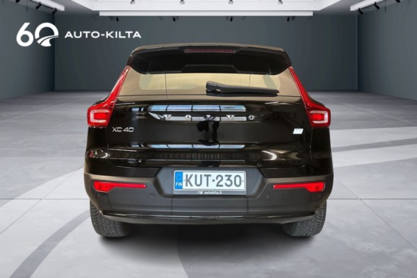 Esittelykuva Volvo XC40 täyssähköautosta.