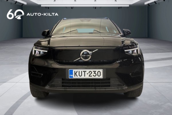 Esittelykuva Volvo XC40 täyssähköautosta.