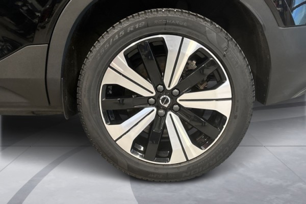 Esittelykuva Volvo XC40 täyssähköautosta.