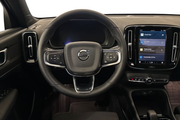 Esittelykuva Volvo XC40 täyssähköautosta.