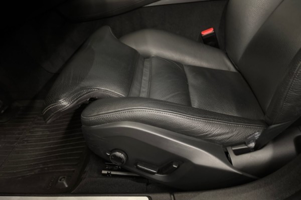 Esittelykuva Volvo S60 lataushybridiautosta.