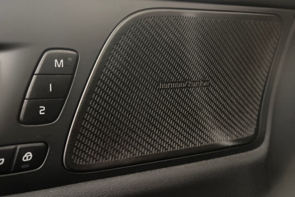 Esittelykuva Volvo S60 lataushybridiautosta.