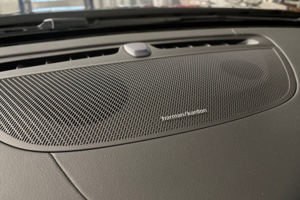 Esittelykuva Volvo S60 lataushybridiautosta.