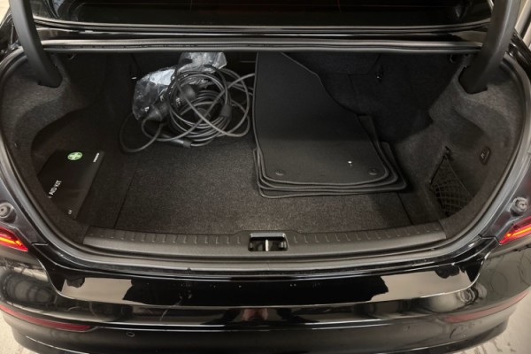 Esittelykuva Volvo S60 lataushybridiautosta.