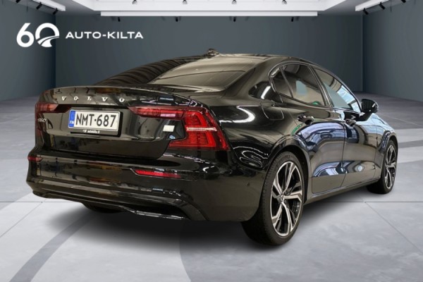 Esittelykuva Volvo S60 lataushybridiautosta.