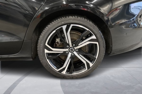 Esittelykuva Volvo S60 lataushybridiautosta.