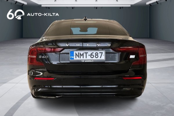 Esittelykuva Volvo S60 lataushybridiautosta.