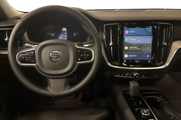 Esittelykuva Volvo S60 lataushybridiautosta.