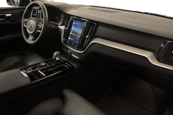 Esittelykuva Volvo S60 lataushybridiautosta.