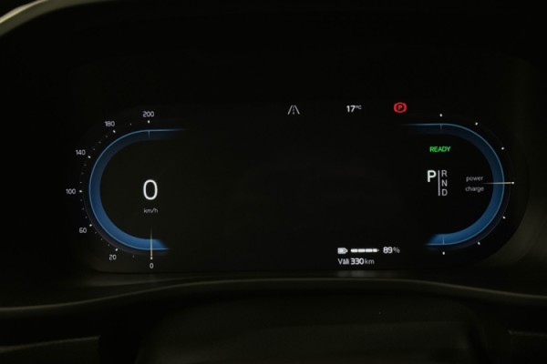 Esittelykuva Volvo XC40 täyssähköautosta.