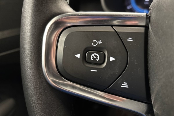Esittelykuva Volvo XC40 täyssähköautosta.