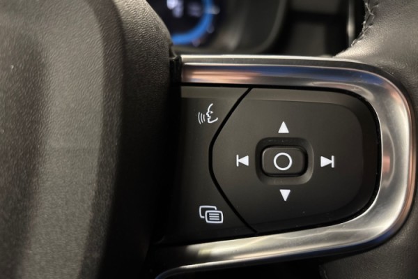 Esittelykuva Volvo XC40 täyssähköautosta.