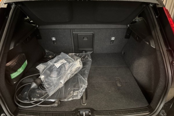 Esittelykuva Volvo XC40 täyssähköautosta.